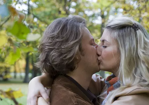 SĂRUTUL CREȘTE IMUNITATEA! Ce se întâmplă în gură în timpul acestui gest tandru