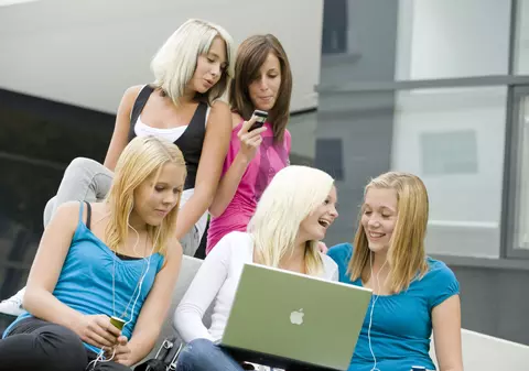 Ce poți afla în funcție de vârsta la care ai avut PRIMA MENSTRUAȚIE?