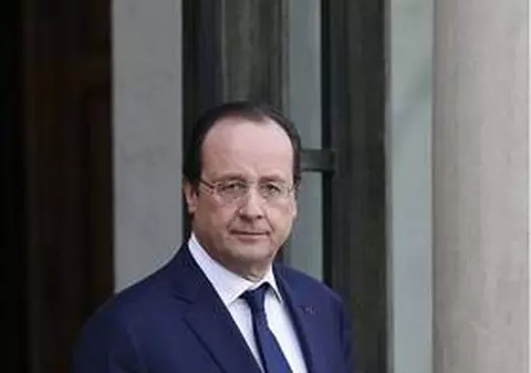 Francois Hollande a primit cadou o cățelușă