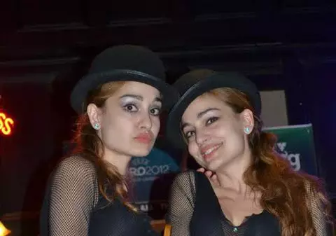 Vremuri grele pentru gemenele Indiggo! Au filmat un clip în SUA, dar ”în sufragerie”! VIDEO