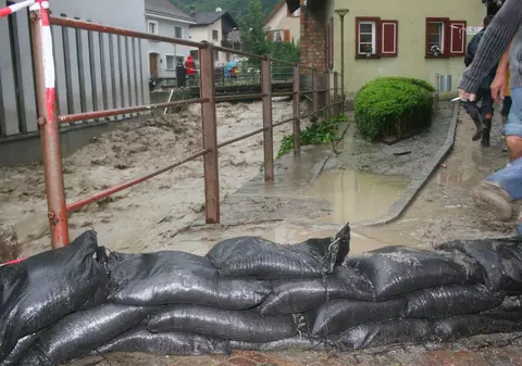 NU SE MAI TERMINĂ! COD PORTOCALIU de inundații, prelungit până vineri seara