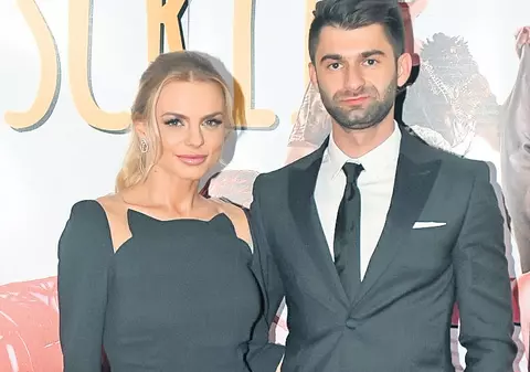 Împart patul, acum şi scena | Jojo şi Paul Ipate îşi vor face «botezul» ca şi cuplu într-un spectacol de teatru