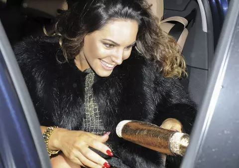 PICIOARELE DESFĂCUTE au adus SENZAȚII PLĂCUTE! Kelly Brook, în IPOSTAZE INCENDIARE! Te bagă în boală! FOTO