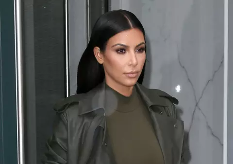 Și-a luat un top prea scurt și o fustă prea strâmtă. Cum arată pielea lui Kim Kardashian în ținuta aceasta?