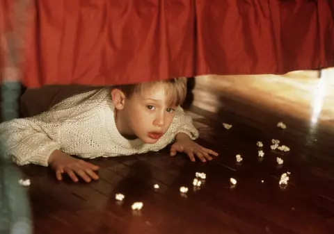 MACAULAY CULKIN, IPOSTAZE GAY! S-a sărutat cu UN BĂRBAT! IMAGINI INCENDIARE