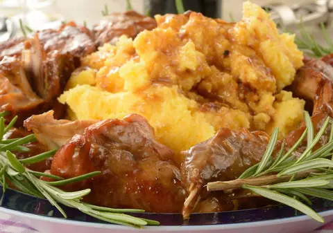 ALIMENTUL BANAL cu BENEFICII SURPRINZĂTOARE. Ce se ÎNTÂMPLĂ dacă MĂNÂNCI MĂMĂLIGĂ?