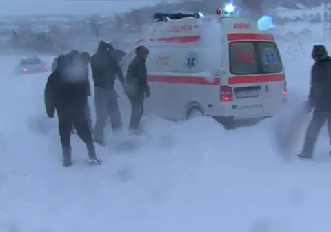 O tânără de 25 de ani A MURIT într-o ambulanță înzăpezită | FOTO