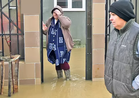 Stau cu apa de un metru în curte! În Pantelimon, oamenii sunt blocaţi în case din cauza inundaţiilor
