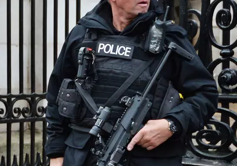 DOI ROMÂNI, arestați pentru că ar fi ÎNCERCAT să vând arme grupării teroriste FARC