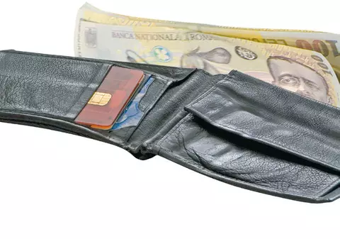 EXCLUSIV / La 77 de ani este cercetată pentru furtul unui portofel. Victimă i-a fost un alt bătrân, de 85 de ani