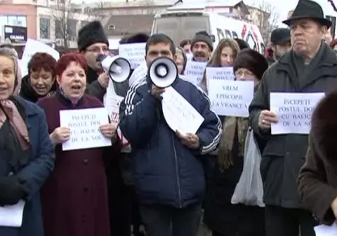 PROTESTE la Focşani împotriva Arhiepiscopiei. De ce sunt oamenii nemulțumiți