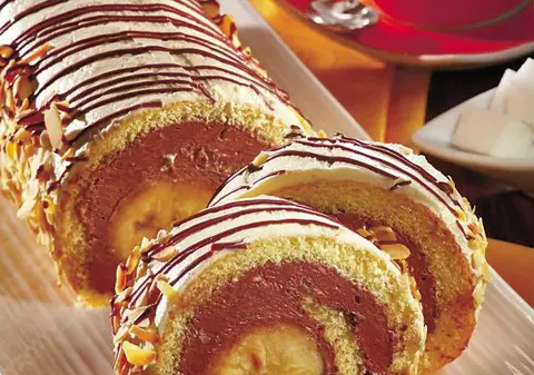 Ruladă cu cremă şi banane