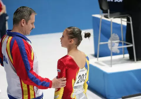 ”Magicianul de la paralele” a împlinit 46 de ani. Lucian Sandu, aniversat de gimnaste şi de colegi 