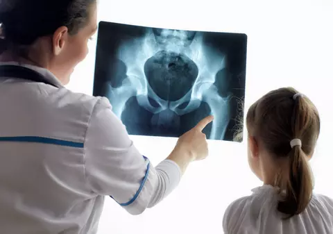 ȚI SE FRÂNGE INIMA! Ultimele cuvinte ale unei fetițe muribunde, adresate tatălui ei