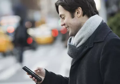 Telefonul, indispensabil românului la documentare și shopping