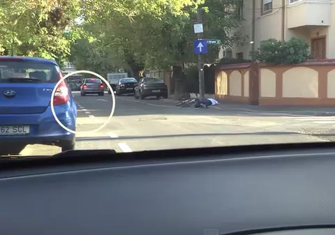 Un biciclist ZACE CĂZUT ÎN STRADĂ! Cum REACȚIONEAZĂ ȘOFERII? VIDEO
