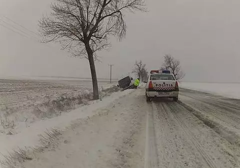 NINSOAREA le-a dat BĂTĂI DE CAP. Şoferi rămaşi blocaţi cu maşinile în zăpadă timp de peste cinci ore, în Buzău