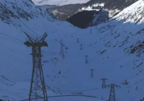 TURIȘTI BLOCAȚI de viscol ÎN TELECABINĂ, la Sinaia!