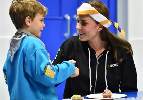 Nu te-ai fi așteptat să o vezi așa! Uite-o pe Ducesa Kate în HANORAC! | FOTO