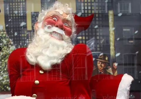 PE ASTA SIGUR NU O ȘTII! Ce ascunde Moș Crăciun sub palton? FOTO