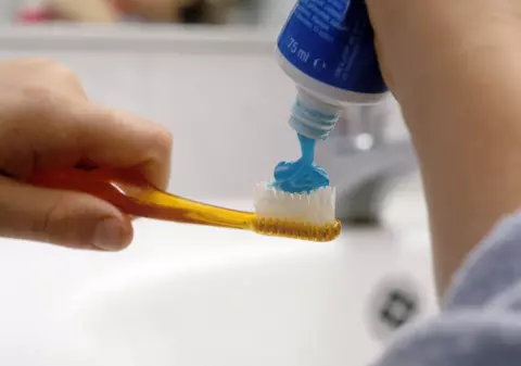 SECRETELE CULORILOR de pe SPATELE PASTEI de DINȚI!