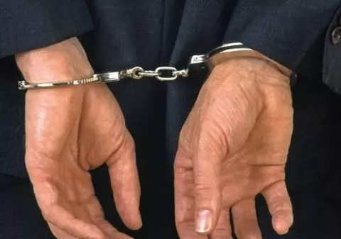 Violator beat, trezit din somn de polițiști în casa victimei