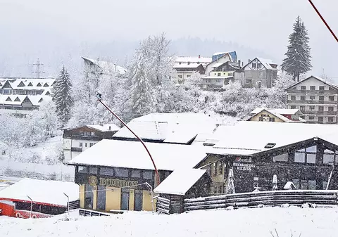 Stratul de zăpadă MĂSOARĂ JUMĂTATE DE METRU, la Poiana Brașov
