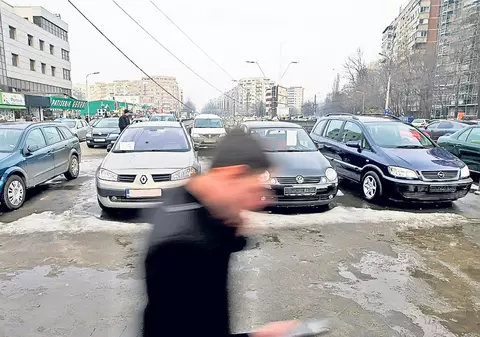 CE NE ENERVEAZĂ | Maşinile «de vânzare» care ocupă trotuarul