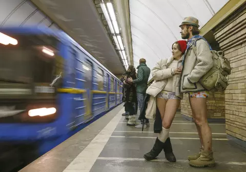 Metrorex RĂSPUNDE bucureștenilor care vor FĂRĂ PANTALONI LA METROU: ”Nu suntem pregătiți ca popor să vedem bărbați și femei în fundul gol”