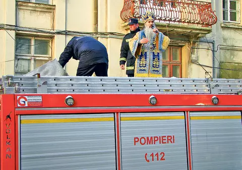 ÎPS Teodosie a sfinţit autospecialele pompierilor