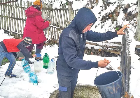 Străbat câte 14 kilometri ca să aducă apă