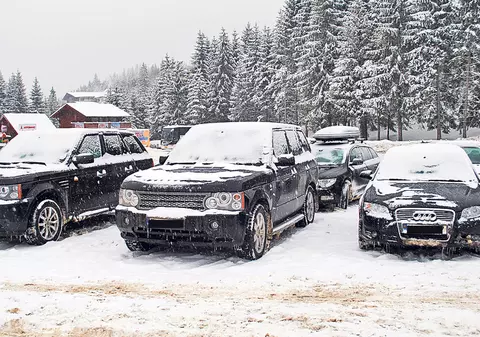 Maşini scumpe şi fete frumoase! Moldovenii sărbătoresc la munte Crăciunul pe rit vechi