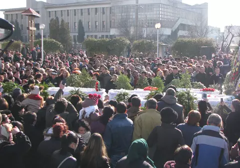 Cu bine, îngeraşi! Tatăl şi cei şase copii asfixiaţi în casă au fost înmormântaţi