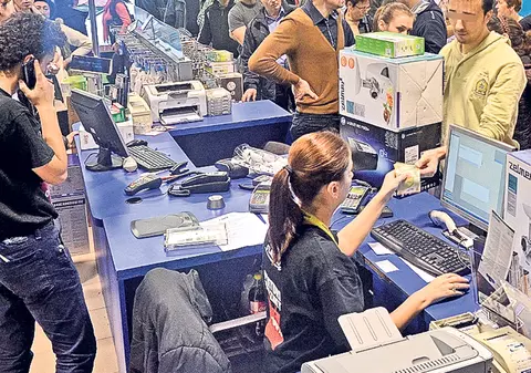 Suntem datori vânduţi! Peste 40% dintre români au bani de dat