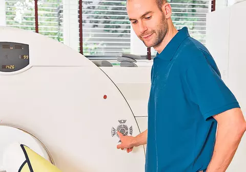 Grav bolnavă şi trimisă acasă