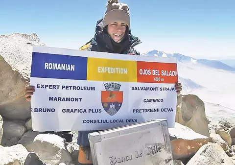 La 17 ani umblă numai cu capul în nori