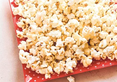 Popcornul făcut la microunde poate provoca diferite tipuri de cancer, dacă e consumat zilnic. Unii bărbați au avut probleme cu fertilitatea și chiar respiratorii