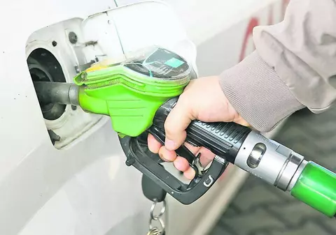 Un bărbat beat din FĂLTICENI a FURAT o MAȘINĂ și a INTRAT cu ea în ȚEVILE de GAZ de la o BENZINĂRIE!