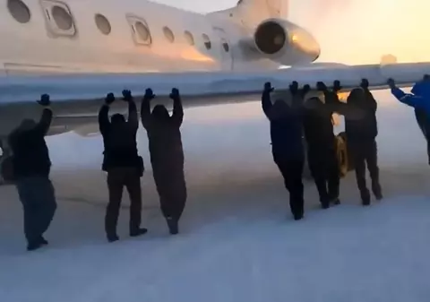 Ce au păţit angajaţii unui aeroport din Rusia, după ce pasagerii au fost nevoiţi să împingă un avion | VIDEO