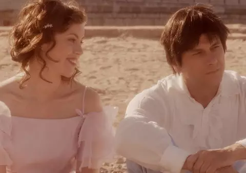 Ce se întîmplă când se întâlnesc o blondă și un politician? Idila Laurei Cosoi cu ministrul Stanoevici ajunge pe marile ecrane