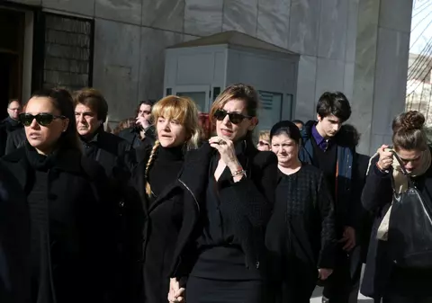 Lacrimi şi durere! Imagini emoţionante de la înmormântarea lui Demis Roussos 