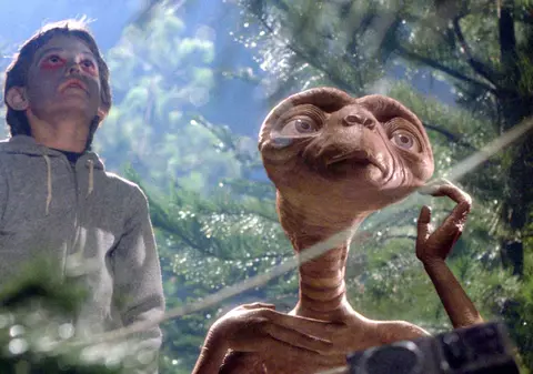 A descoperit chipul lui E.T. într-un... trunchi de copac | FOTO