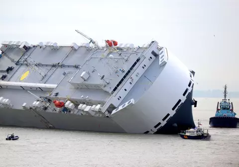 Un vapor care transporta 1.400 de mașini de lux a eșuat intenționat | FOTO