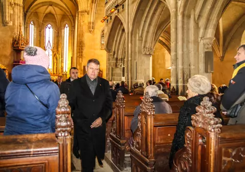 Klaus Iohannis a plecat spre Paris direct de la slujba de la Biserica Evanghelică din Sibiu! | FOTO