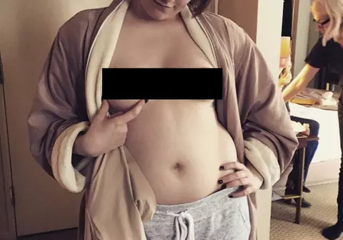 Lena Dunham s-a pozat în sânii goi, înainte de Globurile de Aur | FOTO