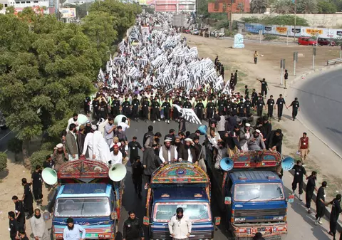 "Moarte blasfematorilor"! Zeci de mii de oameni au protestat în Pakistan împotriva revistei Charlie Hebdo | FOTO 