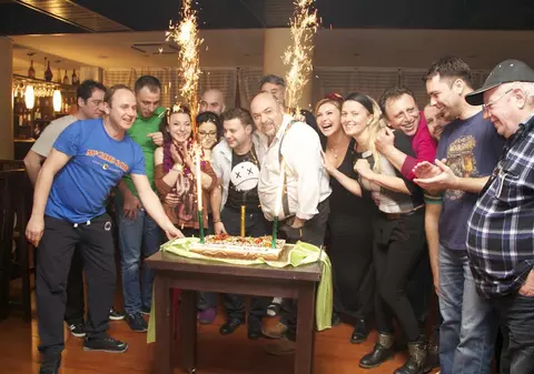 „Trăsniţii" au sacrificat un purceluș ca să aibă noroc la filmări