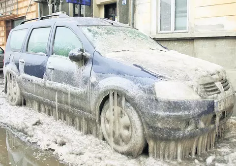 Nu folosi apă fierbinte când dezgheţi parbrizul | Iată ce sfaturi să urmezi ca să nu ai probleme