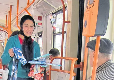 CE NE ENERVEAZĂ | Vânzătorii ambulanți din transportul în comun