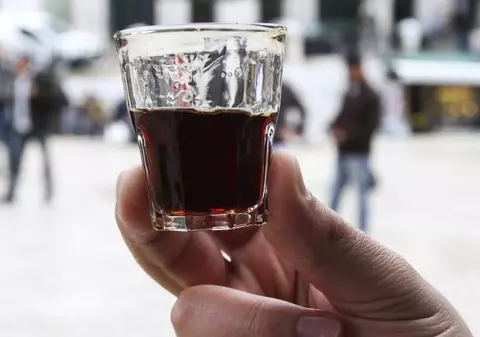 Alcool de CONTRABANDĂ în CLUBURILE BUCUREȘTENE! În rețeaua traficanților apare și o pensionară